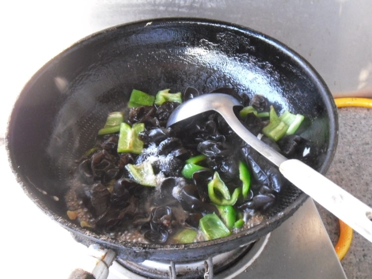 青椒木耳炒虾仁步骤10
