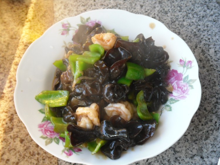 青椒木耳炒虾仁步骤13