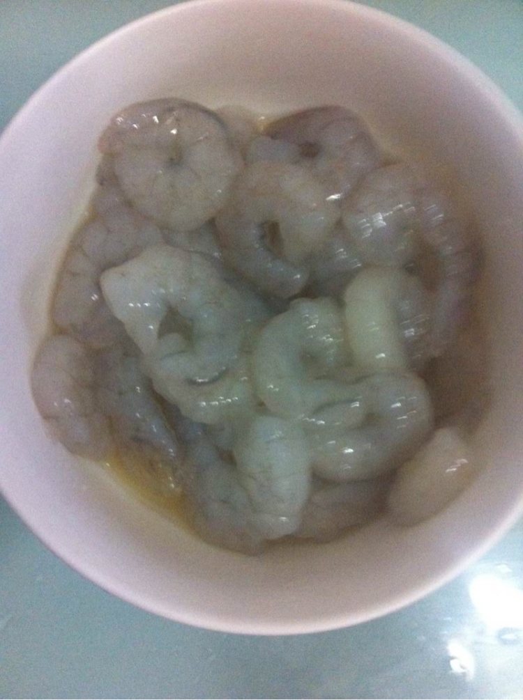 豌豆炒虾仁步骤1