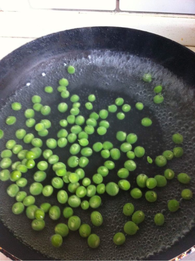 豌豆炒虾仁步骤9
