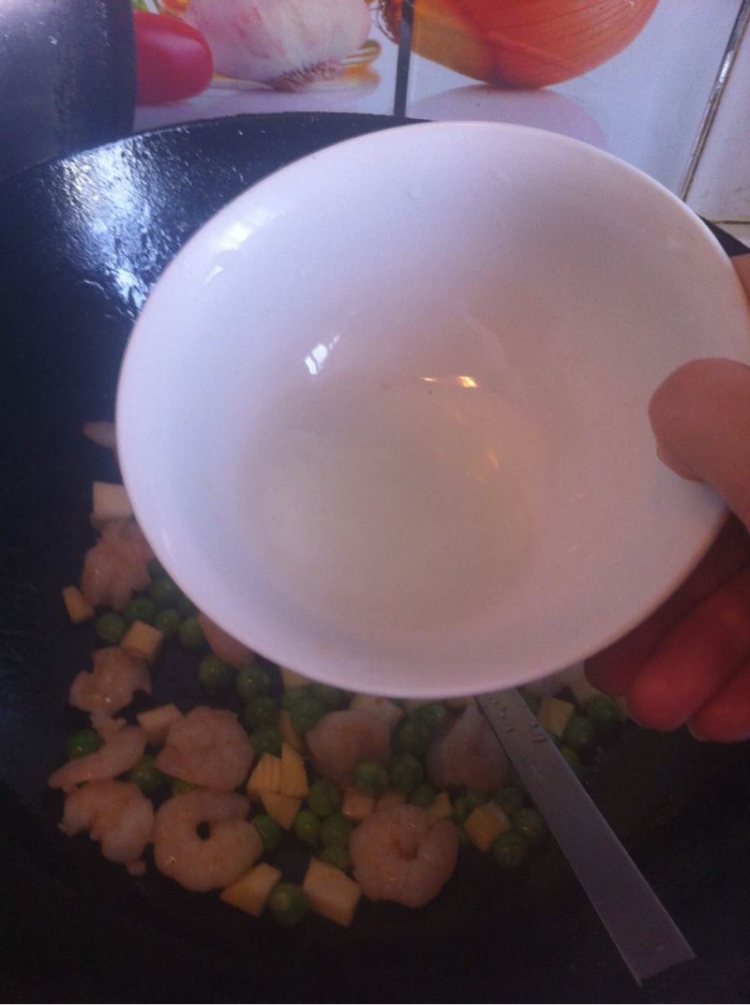 豌豆炒虾仁步骤14