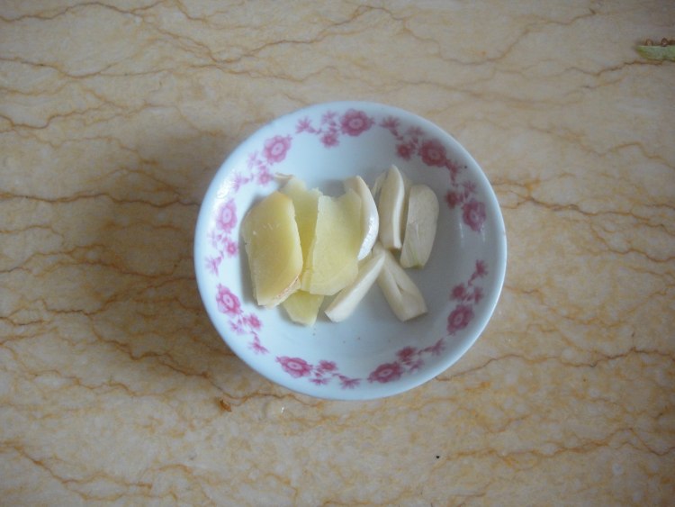 虾仁海参鱿鱼卷步骤4