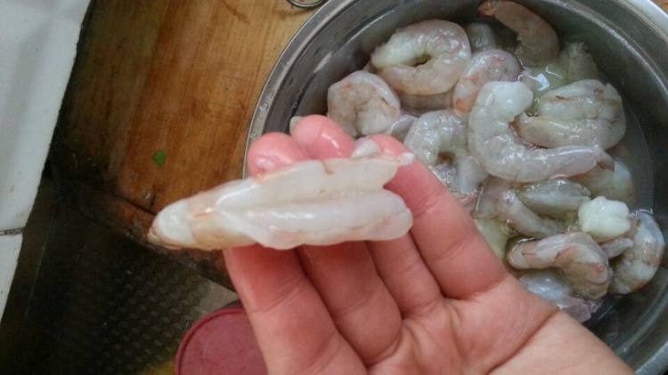 番茄腰果虾仁步骤2