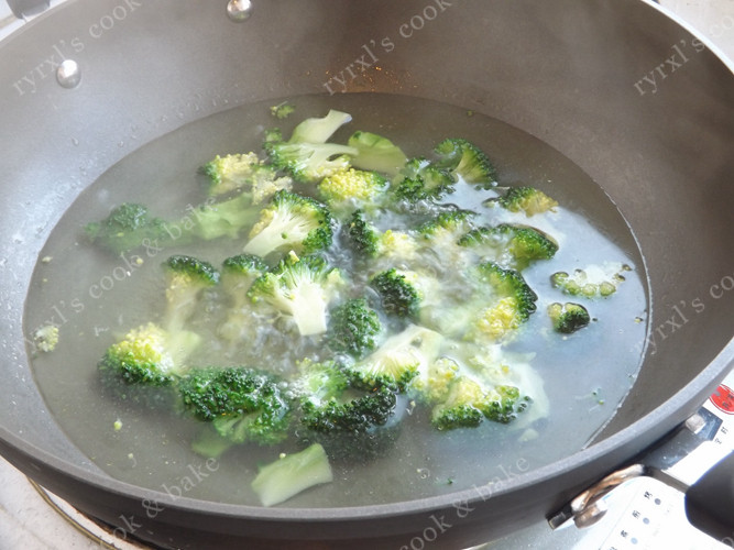西兰花蘑菇烩虾仁步骤2