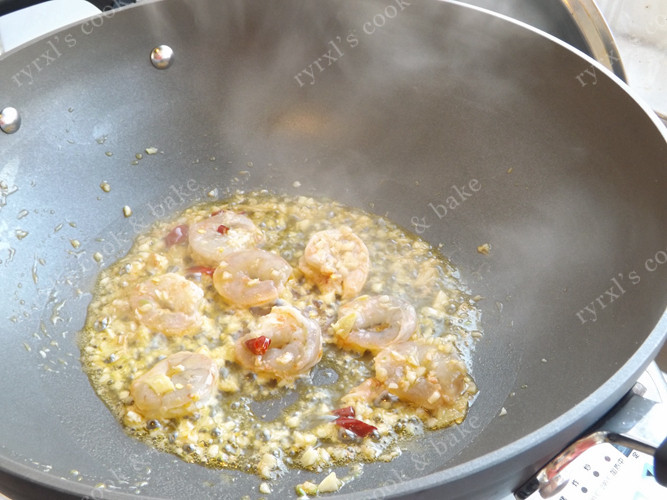 西兰花蘑菇烩虾仁步骤5