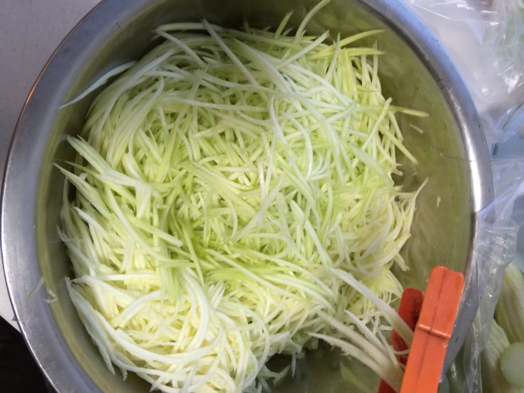 角瓜鸡蛋虾仁锅贴步骤5