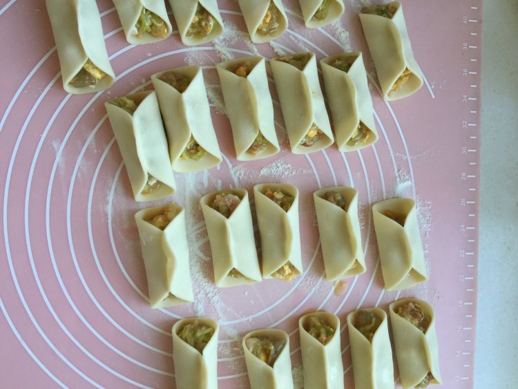 角瓜鸡蛋虾仁锅贴步骤11
