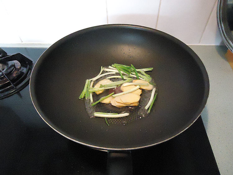 OX酱虾仁煮豆腐步骤3