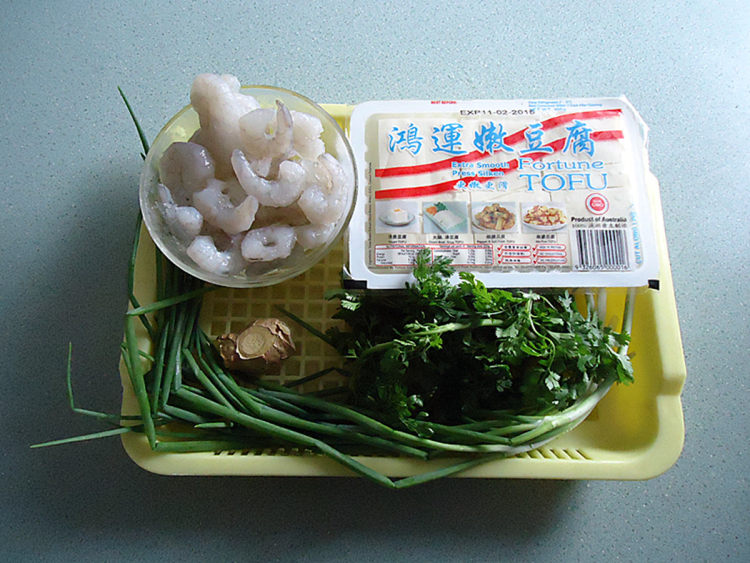 OX酱虾仁煮豆腐步骤1