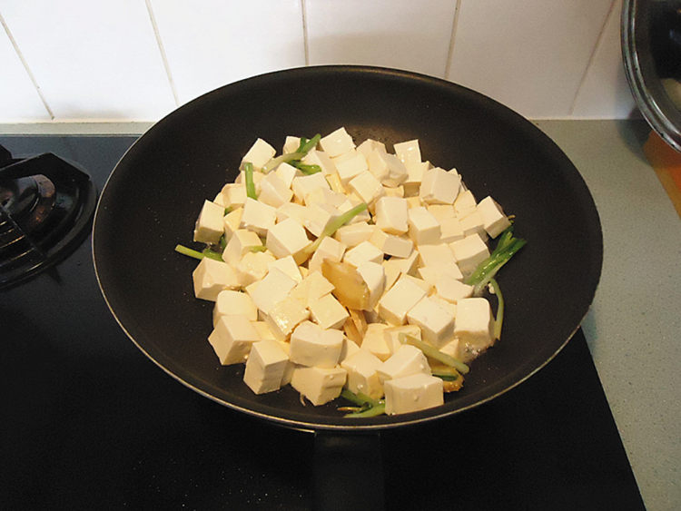 OX酱虾仁煮豆腐步骤5