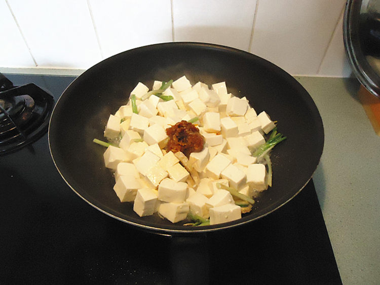OX酱虾仁煮豆腐步骤6