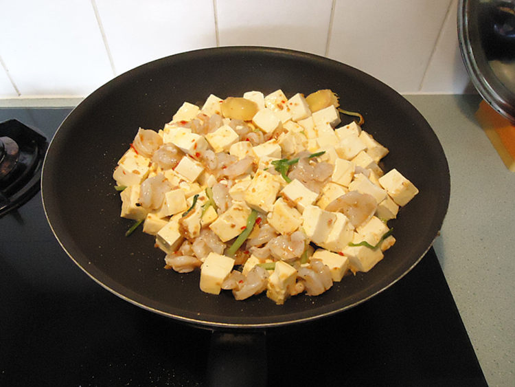 OX酱虾仁煮豆腐步骤9