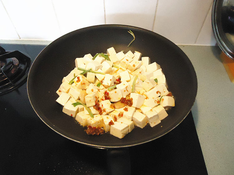 OX酱虾仁煮豆腐步骤7