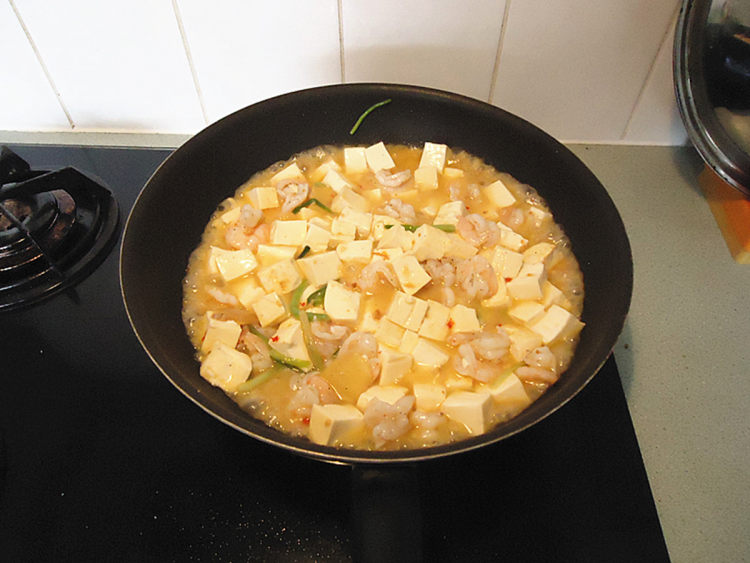 OX酱虾仁煮豆腐步骤10