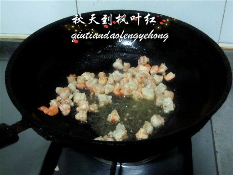 虾仁迷彩炒饭步骤7