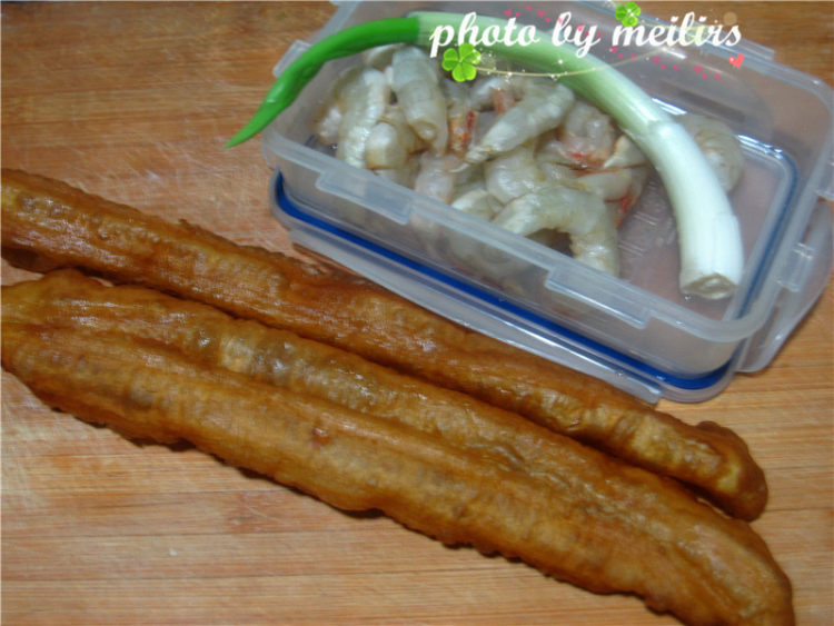 虾仁炒油条步骤1