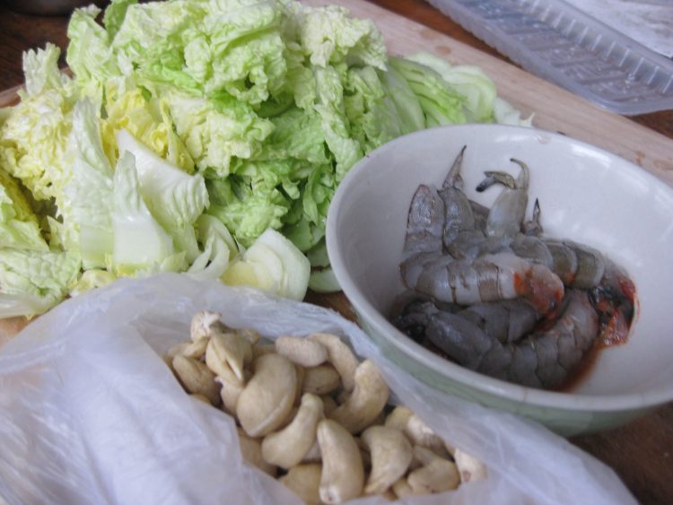 腰果虾仁白菜步骤1