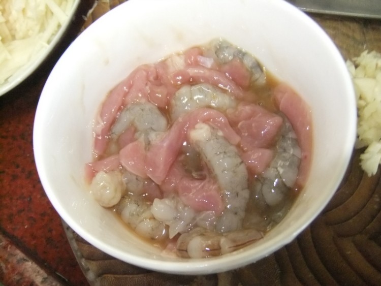 虾仁炒葛薯步骤2