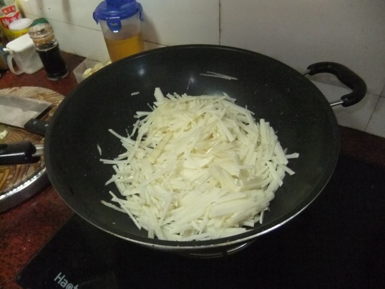 虾仁炒葛薯步骤6