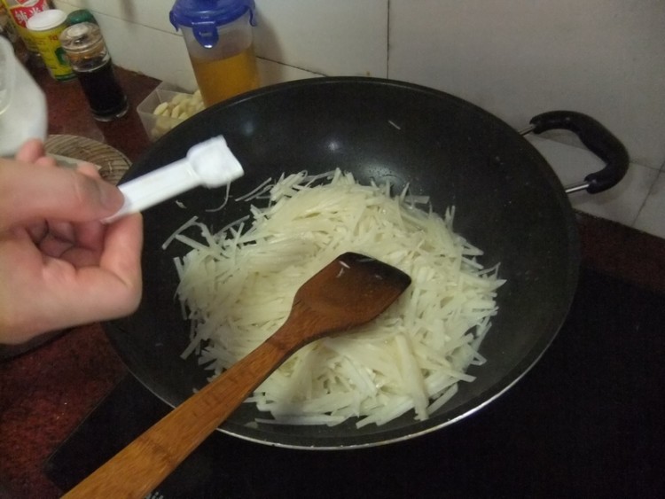 虾仁炒葛薯步骤7
