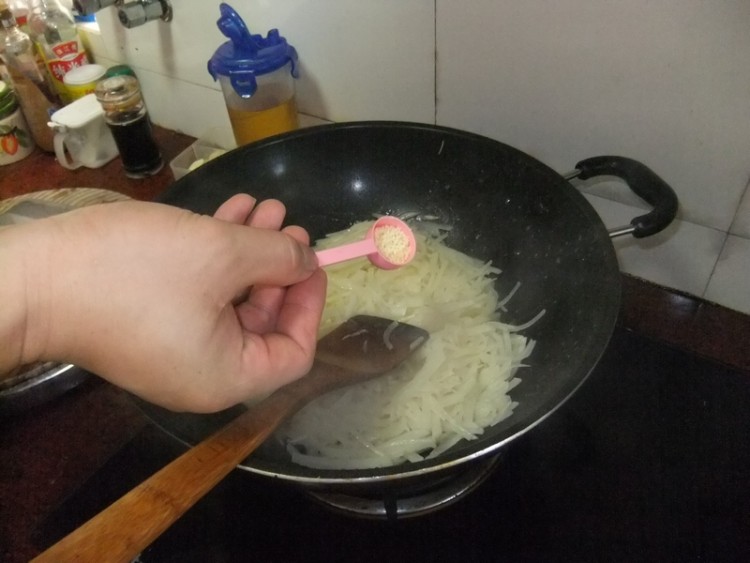 虾仁炒葛薯步骤8