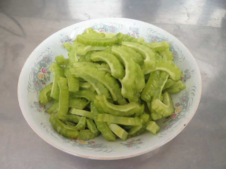 虾仁炒苦瓜步骤3