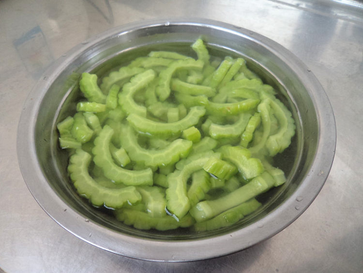 虾仁炒苦瓜步骤5