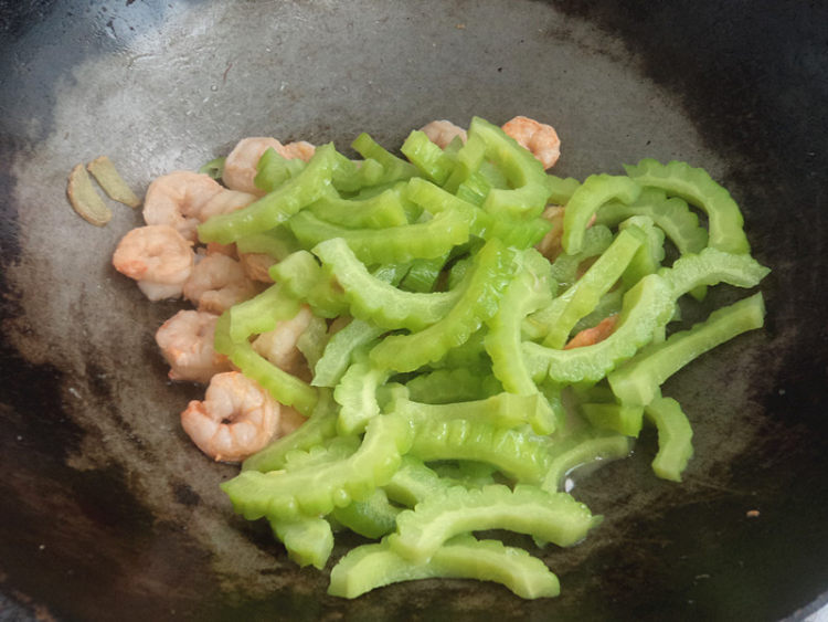 虾仁炒苦瓜步骤9