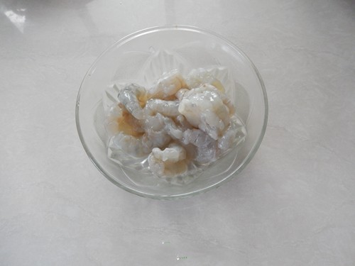 豌豆玉米炒虾仁步骤1