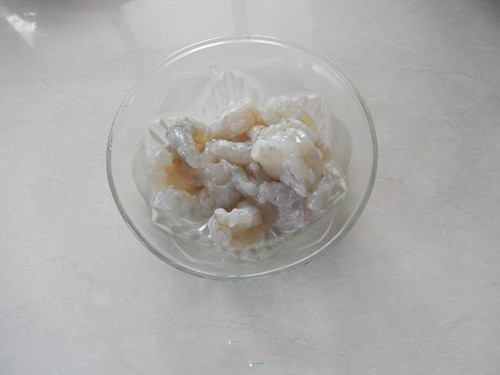 豌豆玉米炒虾仁步骤1