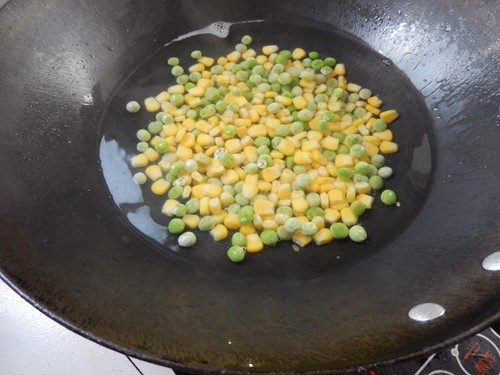 豌豆玉米炒虾仁步骤5