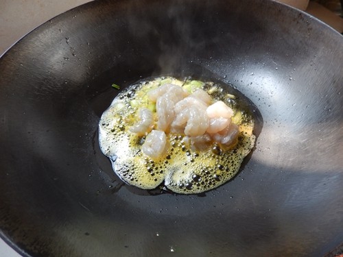 豌豆玉米炒虾仁步骤7