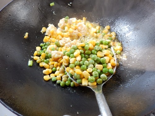 豌豆玉米炒虾仁步骤8
