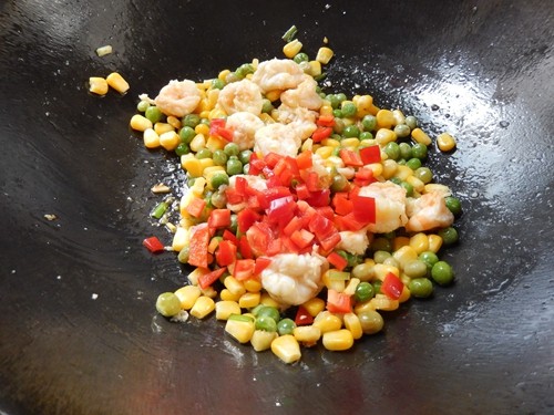 豌豆玉米炒虾仁步骤9