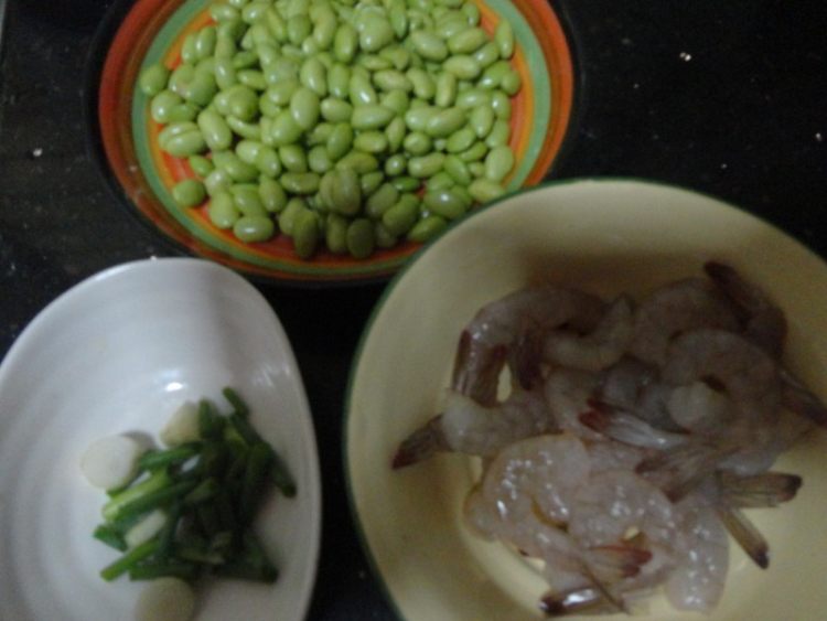 毛豆炒虾仁步骤1