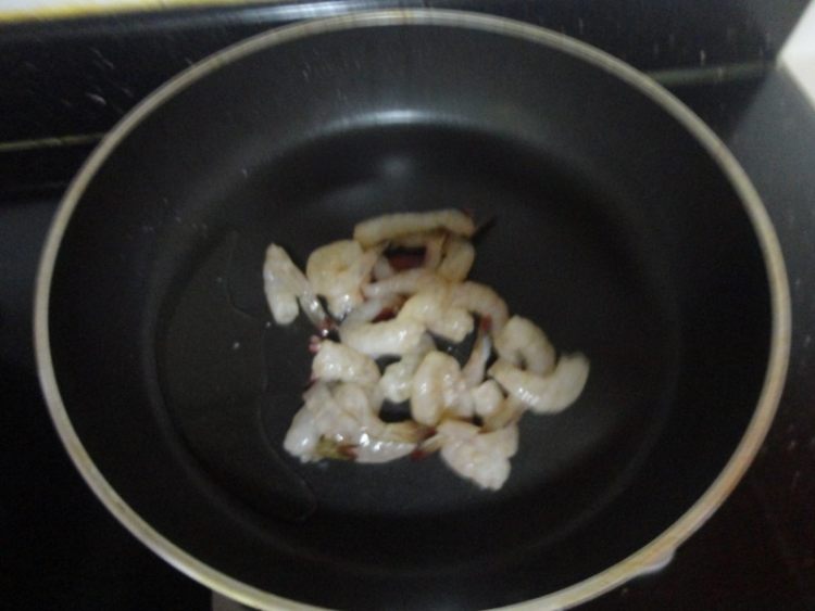 毛豆炒虾仁步骤2