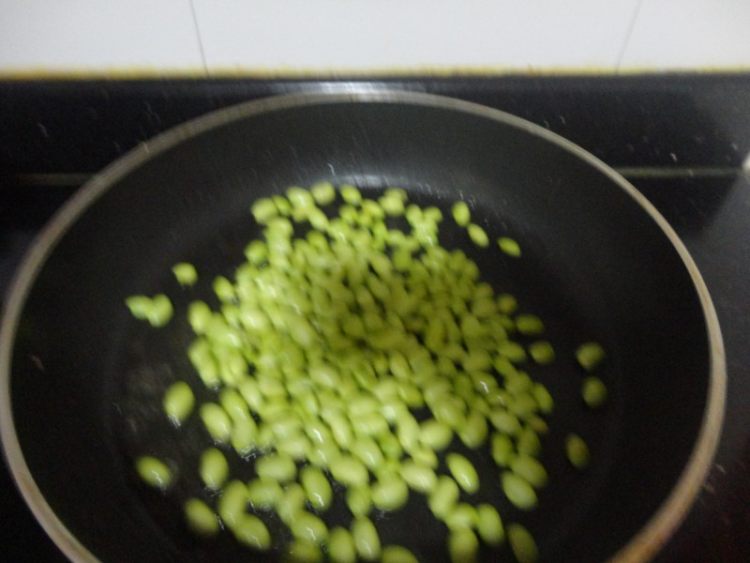 毛豆炒虾仁步骤4