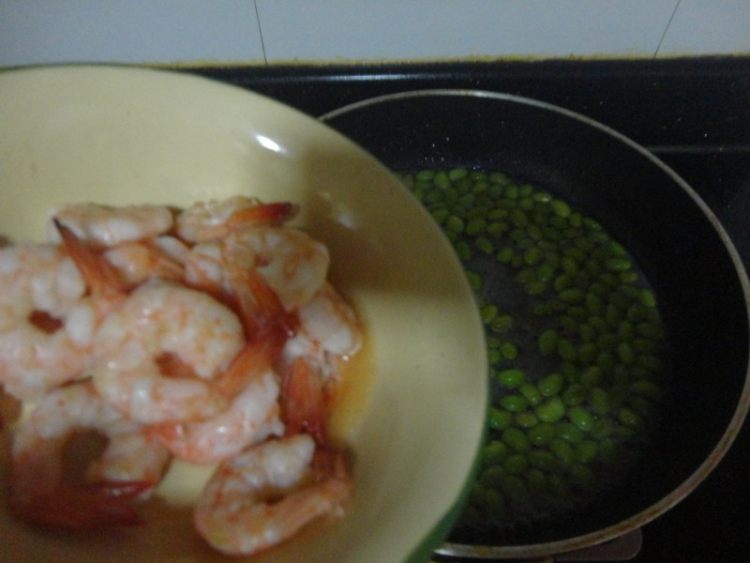 毛豆炒虾仁步骤6