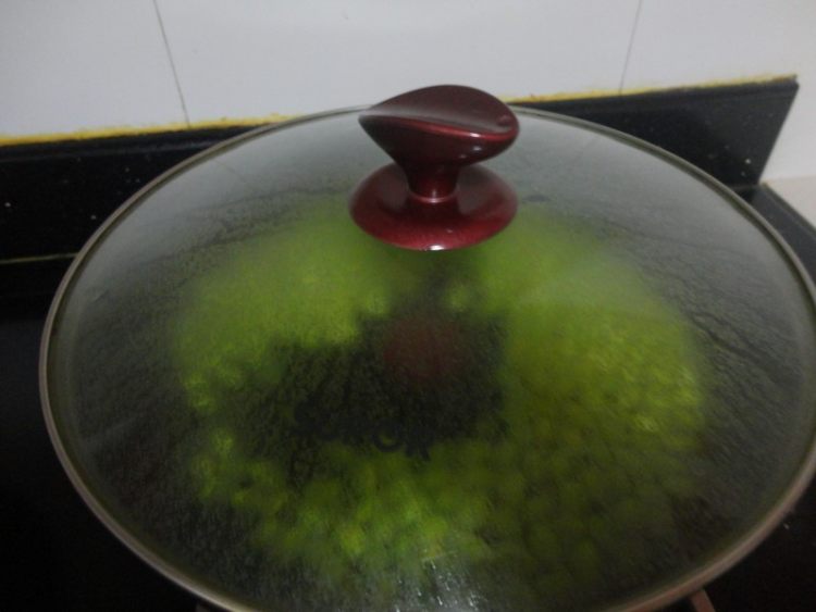毛豆炒虾仁步骤5