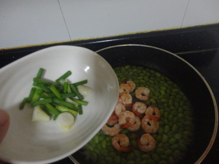 毛豆炒虾仁步骤7