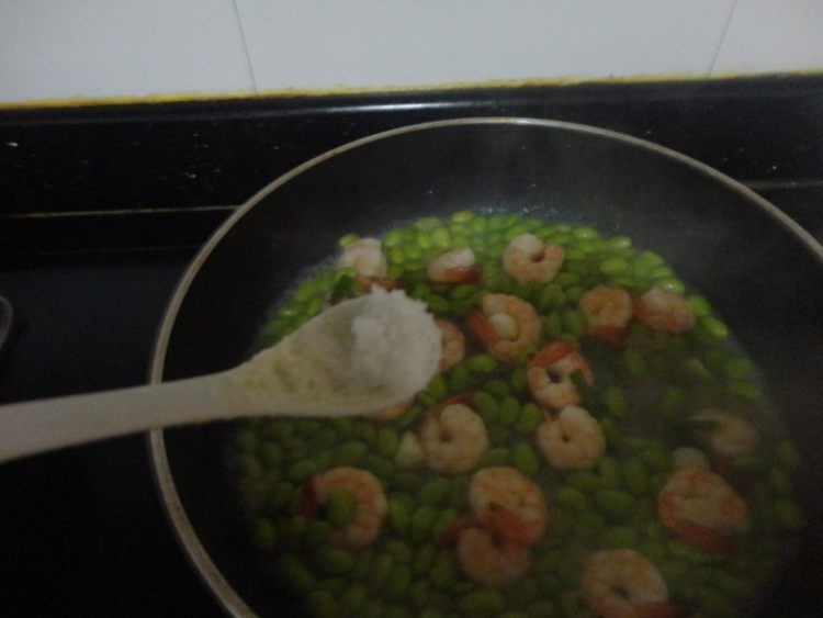 毛豆炒虾仁步骤8