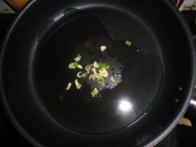 荸荠炒虾仁步骤4