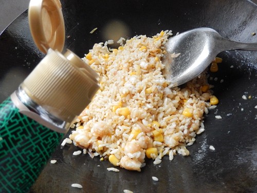 虾仁玉米炒饭步骤12