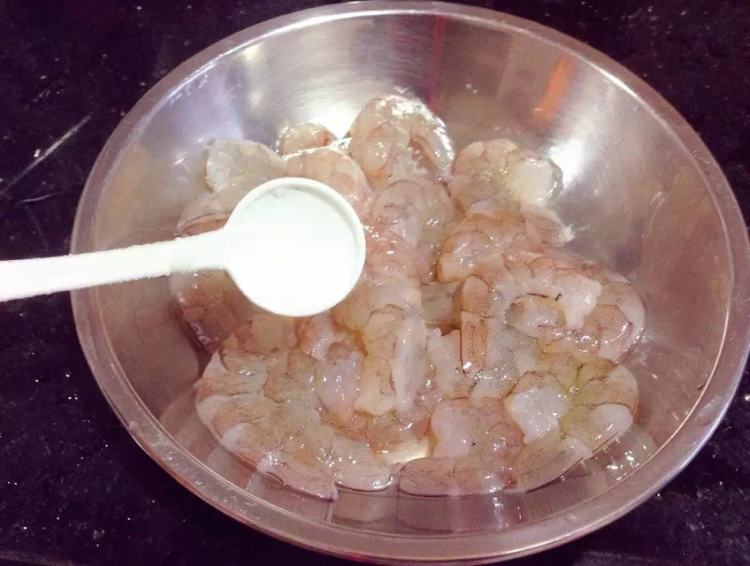 虾仁捞饭步骤1