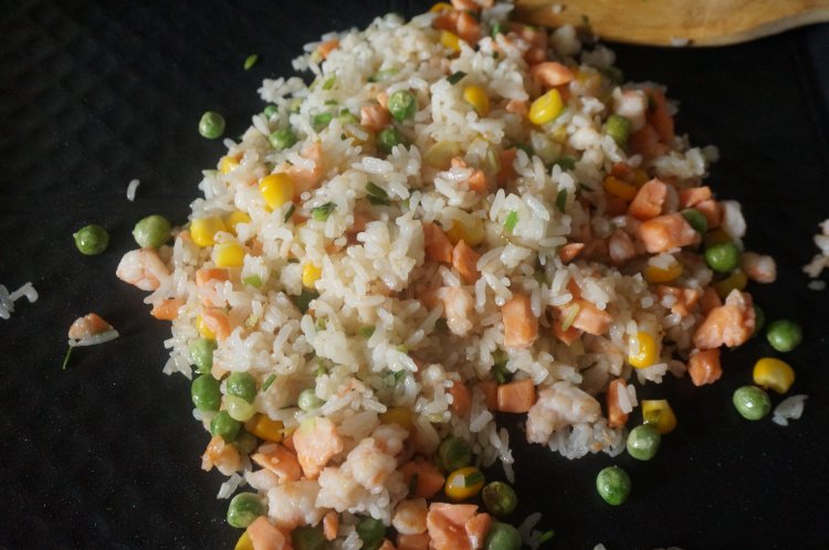 柠香三文鱼炒饭步骤8