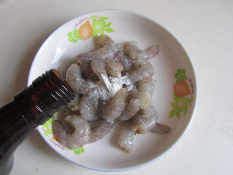 彩椒虾仁炒饭步骤2
