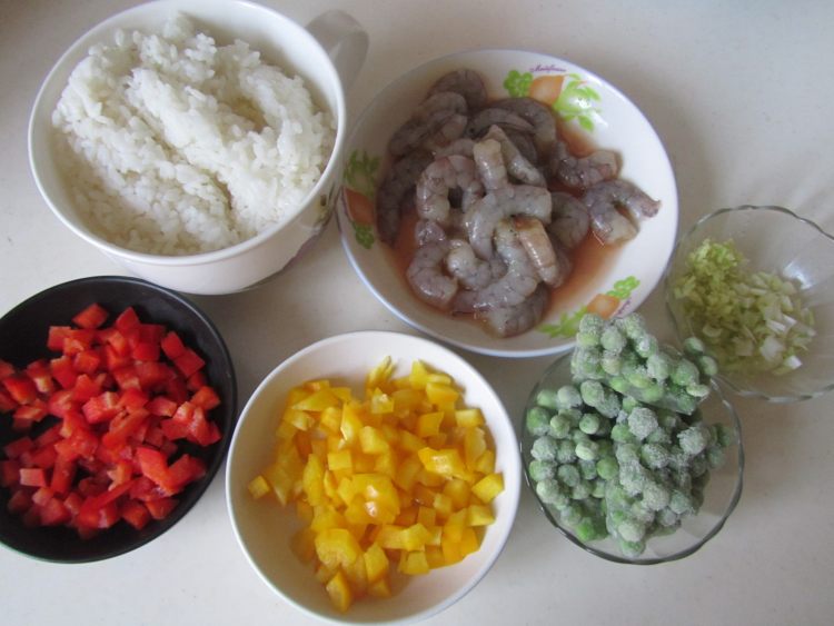 彩椒虾仁炒饭步骤3