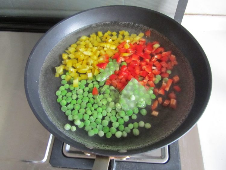彩椒虾仁炒饭步骤4