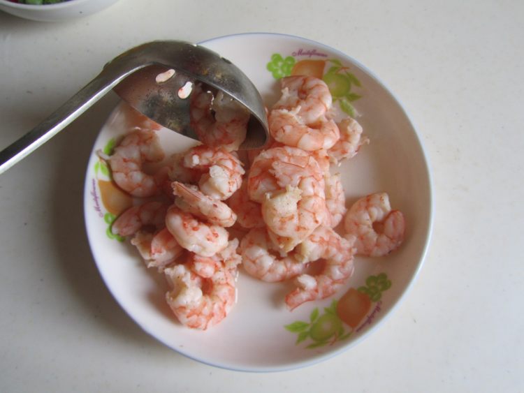 彩椒虾仁炒饭步骤7