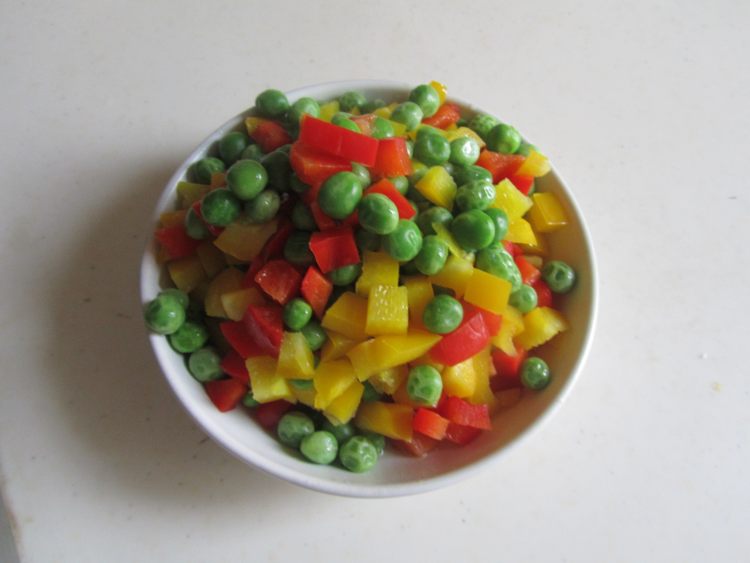 彩椒虾仁炒饭步骤5